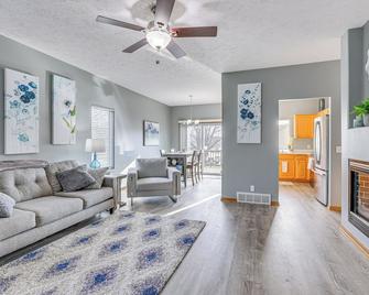 Updated Omaha Condo - 15 Miles to Downtown! - Omaha - Living room