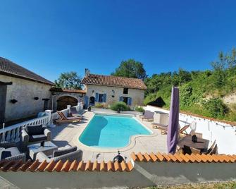 Charming house with blue shutters - Vanxains - Piscina