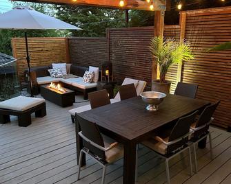 Fully updated Beautiful Family 4-bed House - Available Aug 11-24, 2024 - Vancouver - Patio