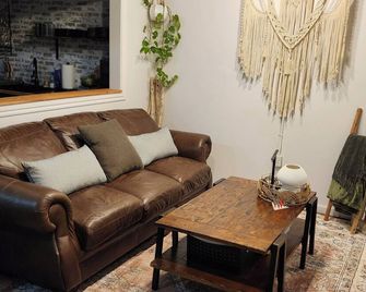 Charming 3-bedroom house with Wifi, soaker tub, rain shower, far infrared sauna - Mannford - Sala de estar