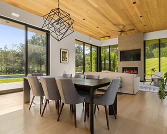 New Listing: Recently Constructed Modern-Style Home With A Private Pool, - Southampton - Comedor