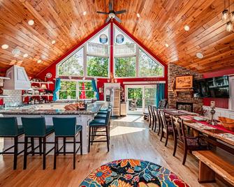 Luxury Riverfront Lodge sleeps 25; Onsite Tubing; Great for Family Reunions - Friendsville - Restaurant