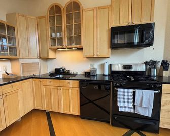 Peaceful 2-bedroom apartment in Anchorage Hillside perfect for your getaway - Anchorage - Kitchen