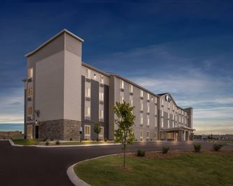 Woodspring Suites Jackson Hub City - ג'קסון - בניין