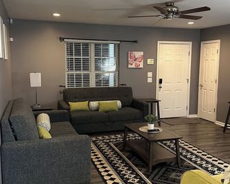 3 BR, 2BA - close to Concord Mills Mall, Speedway, Cabarrus Arena & Event Center - Concord - Living room