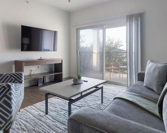 Landing | Spectacular 2bd, Game Room, Pool - Cedar Park - Huiskamer