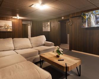 Spacious & Cozy ~ Mins to Downtown - Springfield - Living room