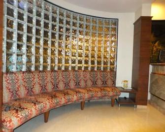 Konark Inn - Bombay - Lobby