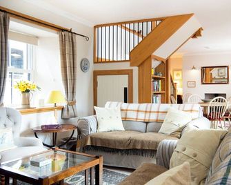 White House - Ukc6895 - Golspie - Living room
