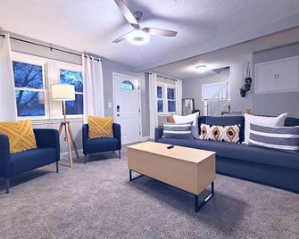 Cozy Beachtown Bungalow perfect for any getaway - Vermilion - Living room