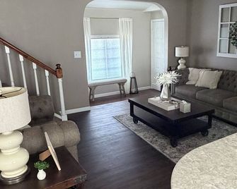 Serene 3-bedroom farmhouse with AC in charming Bennington - Bennington - Sala de estar