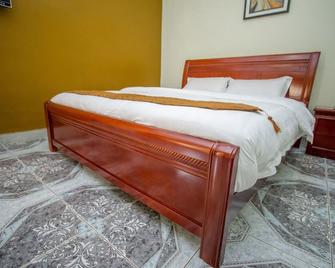 Tuzza Hotel - Bushenyi - Habitación