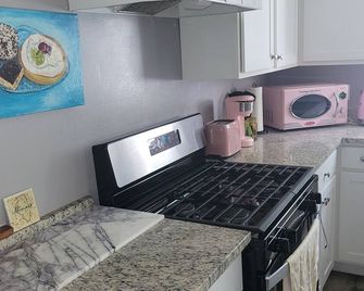 Gorgeous Cottage in Westmont, with massive fenced garden pet friendly, sleeps 5. - Westmont - Kuchnia