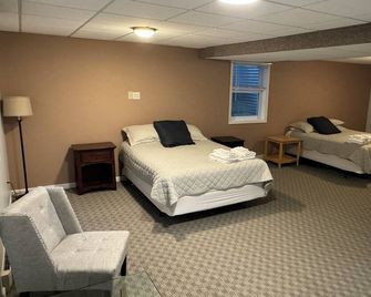 Private Apartment Sleeps 6+, Capital Region near everything! - Albany - Bedroom