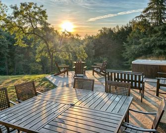 Private 2 Bedroom Suite at Boutique Inn with Hot Tub - Altavista - Patio