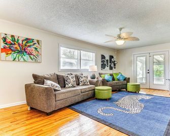 Pensacola Home w/ Covered Patio: 1 Mi to Downtown! - Pensacola - Wohnzimmer