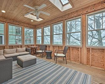 Lake Michigan Waterfront Home: 1 Mile to Downtown! - Douglas - Living room