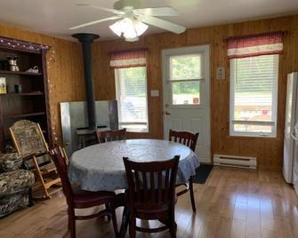 Camping Chalets Spas Pignons Rouges - Saint-Romain - Dining room