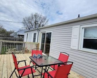 Cardinal Cottage - 2 bedroom cozy home - Muncie - Balcony