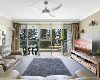 Great family apartment - Burleigh Heads - Living room