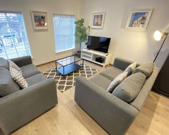Roomspace Serviced Apartments - Harvest Lane - Thames Ditton - Wohnzimmer