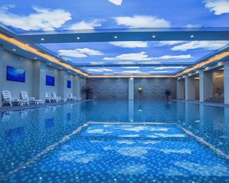Vienna International Hotel 5.0 Mianyang Yuanyi Mountain Science and Technology City Cultural Park - Mian Yang - Piscine