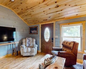 Main Level Cozy Home, Conveniently located near downtown by Lakes & Trails. - Mercer - Sala de estar