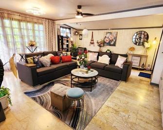 Casa Bella Bacolod. Escape to Comfort! - Bacolod - Wohnzimmer