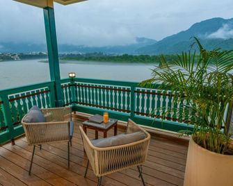 Ganga Kinare- A Riverside Boutique Resort, Rishikesh - רישיקש - מרפסת