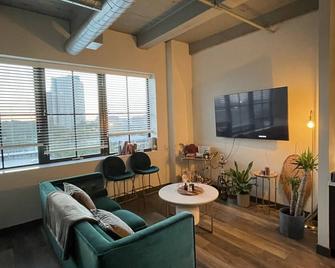 Modern 1-bedroom with access to GYM and Lounge! Close to McCormick - Chicago - Living room
