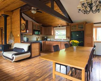Beautiful 3 Bdrm + Bunkie Waterfront Cottage Near Gull Lake - Minden - Kitchen