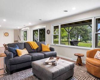 Lake views and minutes from Lawsonia Golf Course and downtown Green Lake. - Green Lake - Sala de estar