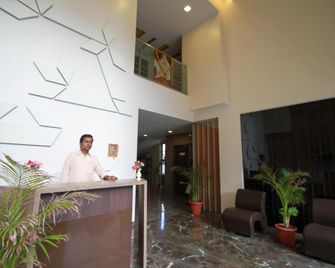 Hotel Sai Dwarka Palace - Shirdi - 櫃檯