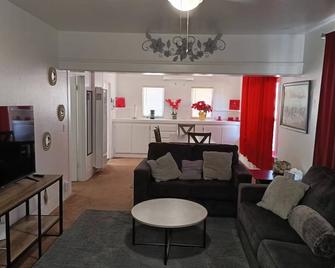 Remodeled 2 Bedroom Private Home 1 Full Bath/Kitchen/Living Room W/ Big Smart Tv - Lancaster - Living room