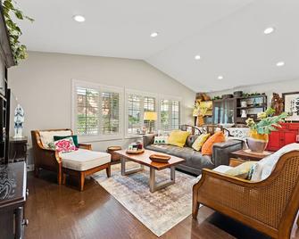 Cozy 3-bedroom house with hardwood flooring - Glendora - Living room