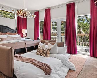 Treetop - Serene,Centrally Located Forest Retreat - Pebble Beach - Bedroom