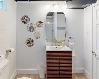 Gridiron Getaway-Where Families And Fans - Canton - Bathroom