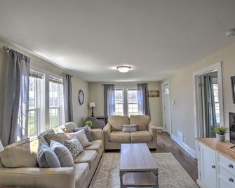 Nw Indiana Hidden Getaway Home Sleeps 6 - Gary - Sala de estar