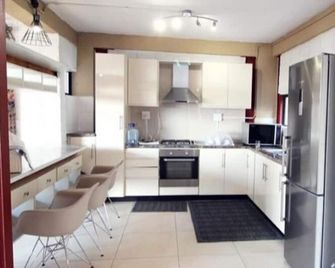 The Advocate Suites - Maseru - K üche