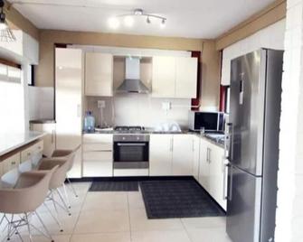 The Advocate Suites - Maseru - Kitchen