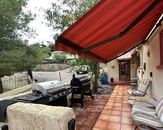 Spacious Home, Vintage Charm - Bisbee - Patio
