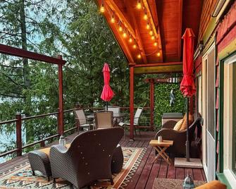 Cozy Lakefront Cottage on Sacheen Lake - Newport - Patio
