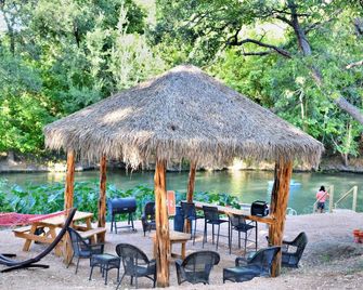Wow! Brand new Cabin by Creek! Hot tub, hiking, kayaking, fishing & more! - RCE - Schertz - Binnenhof