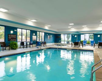 Hampton Inn & Suites Marshalltown - Marshalltown - Zwembad