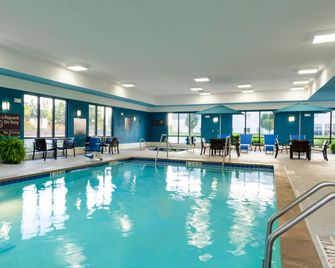 Hampton Inn & Suites Marshalltown - Marshalltown - Piscina