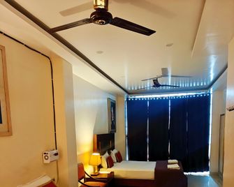 Lake View Homestay - Varanasi - Living room