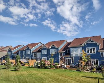 Spacious 3-bedroom cottage retreat minutes from Blue Mountain! - Collingwood - Building