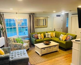 Narrow River Gem: Kayaks, Mins To Gansett Beach, Central Ac, Boat Ramp, Location - South Kingstown - Living room