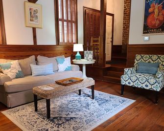 Historic Charlton Lane Cottage is SO Savannah & Close to all the sites! - Savannah - Living room