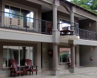 Country Blue Luxury Guest House - Pietersburg - Bâtiment